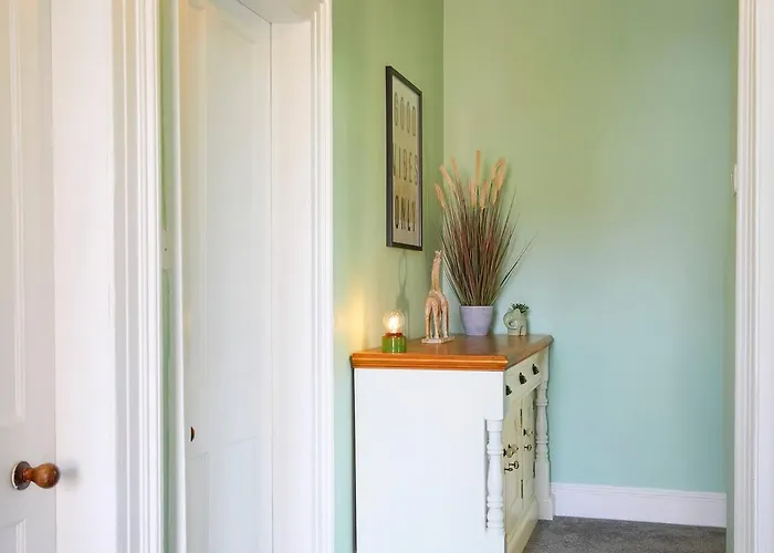 Queen Margarets Apartment *